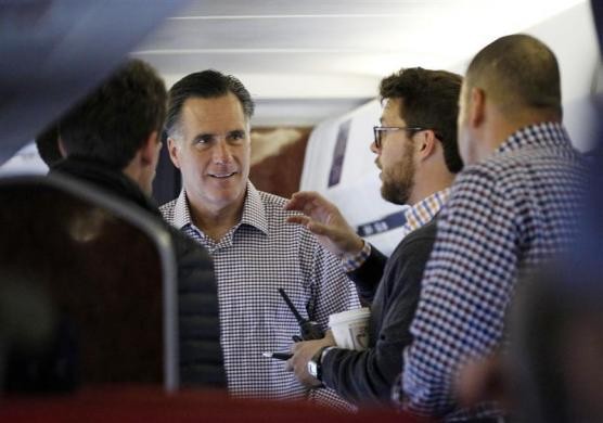 Mitt Romney trên máy bay tại Sterling, Virginia ngày 18/10/2012.