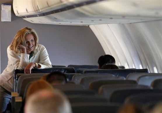 Bà Ann Romney tựa vào ghế trên máy bay phục vụ chiến dịch tranh cử của chồng khi trên đườn tới Tampa ngày 28/8/2012.