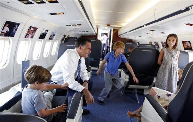 Mitt Romney xem các cháu chơi đùa trên máy bay ở Salt Lake ngày 18/9/2012.