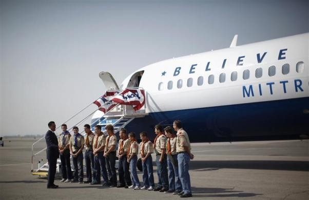 Mitt Romney chào đón nhóm các cậu bé sau khi bước xuống máy bay tại Salt Lake ngày 18/9/2012.
