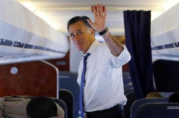 Mitt Romney vẫy tay khi đi về đuôi máy bay trên đường băng ở Philadelphia ngày 28/9/2012.