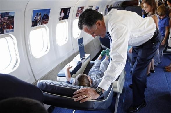 Ông Romney ngả ghế cho cậu cháu nội Nash nằm tại thành phố Salt Lake ngày 18/9/2012.