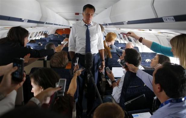 Ông Romney trả lời phỏng vấn về cuộc đàm thoại với Thủ tướng Israel Benjamin Netanyahu trong máy bay riêng trên đường tới Bedford, Massachusetts, ngày 28/9/2012.