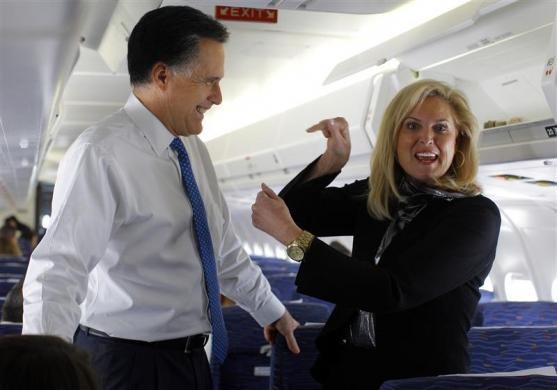 Ông Romney cùng vợ trò chuyện với các phóng viên trước chuyến bay rời Columbus, Ohio ngày 6/3/2012.
