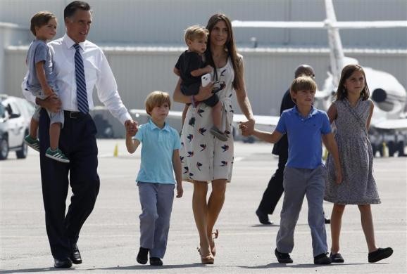 Ông Romney cùng con dâu Jenn Romney và các cháu tại sân bay ở Salt Lake ngày 18/9/2012.