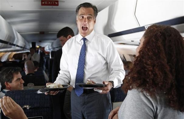 Ông Romney phản ứng khi nhận bánh từ một phóng viên, người tổ chức sinh nhật trên chiếc máy bay phục vụ chiến dịch tranh cử của ông trong chuyến đi tới Long Island, New York ngày 13/9/2012.