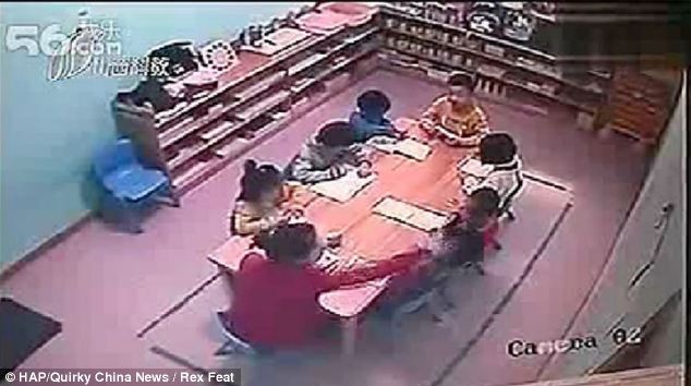 Cô giáo tát vào mặt một trẻ ngồi ngay bên phải mình.