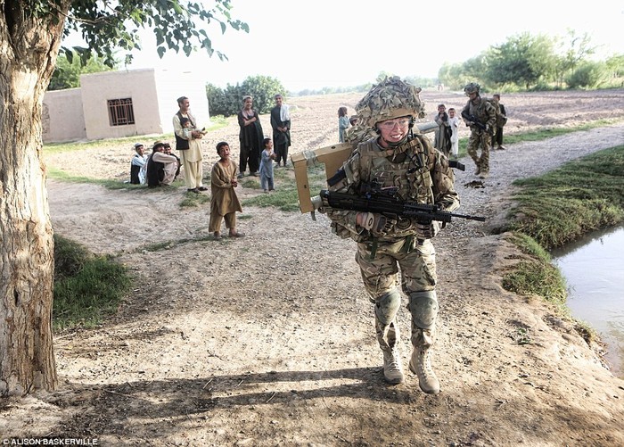 Trung úy Jessica French thăm một cộng đồng người Afghanistan tại khu vực Helmand.