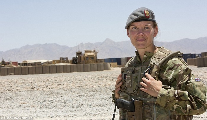 Đại úy Anna Crossley thuộc quân đội Anh, tại Afghanistan.