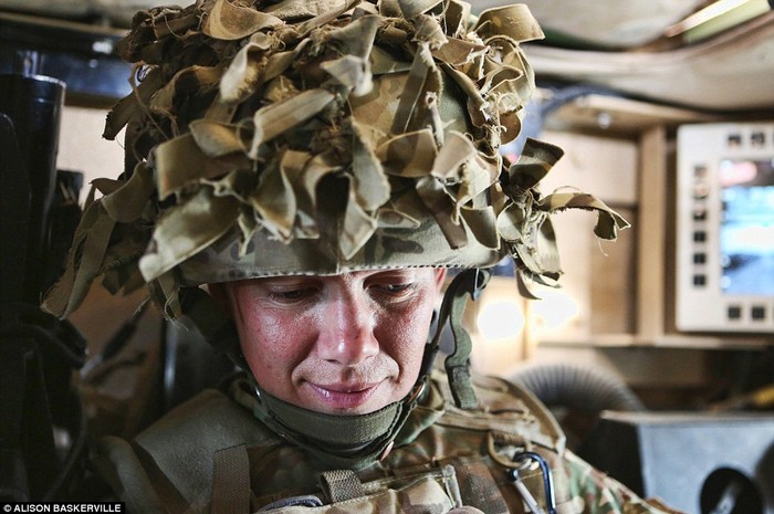 Đại úy Crossley tâm sự, cô thường nhìn thấy sự khát khao trong mắt phụ nữ Afghanistan khi thấy cô bỏ mũ bảo hiểm và gỡ kính để nói chuyện với họ bằng tiếng mẹ đẻ của họ.