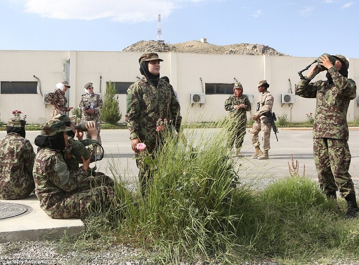 Các nữ quân nhân Afghanistan nghỉ ngơi sau khi thực hành các bài huấn luyện. Họ được đào tạo ở khu vực tách biệt với nam giới