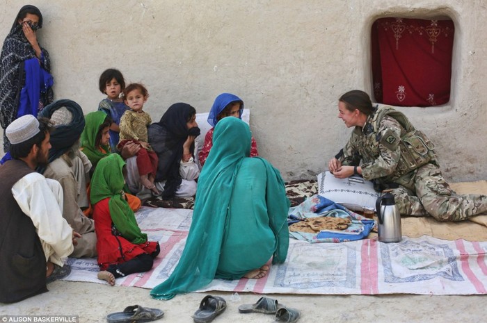 Trung úy French trò chuyện với đám đông phần lớn là phụ nữ. Cô tin rằng giáo dục là chìa khóa để giúp phụ nữ Afghanistan có tương lai tươi sáng hơn.
