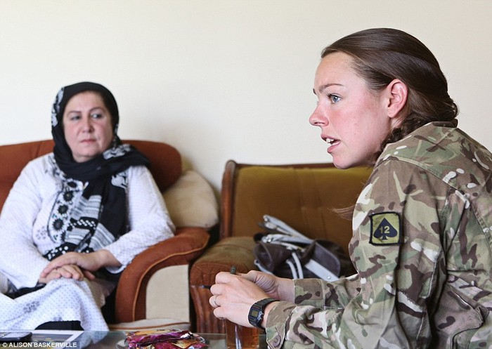 Trung úy French ngồi trò chuyện với một phụ nữ Afghanistan tên là Gulali, người nói rằng: "Khi tôi gặp những người lính như Jess, tôi hy vọng rằng phụ nữ Afghanistan sẽ gặp cô ấy và cũng muốn một bộ đồng phục, có được một công việc và học cách tự lập".