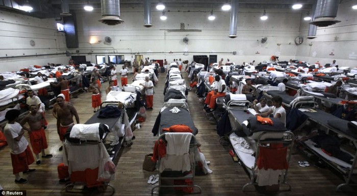 Tù nhân phải sống trong phòng tập thể dục thay vì phòng giam của nhà tù tại "California Institution for Men" ở Chino, bang California