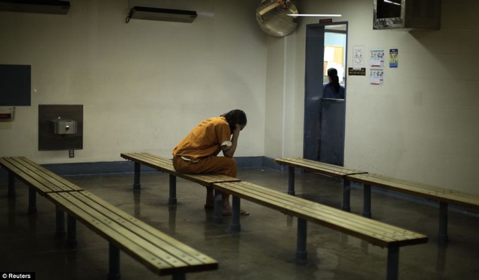 Một dịp hiếm hoi được ở một mình của một tù nhân tại nhà tù quận Cam.