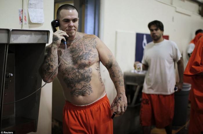 Tù nhân gọi điện cho người yêu từ phòng tập thể dục của một nhà tù ở California.