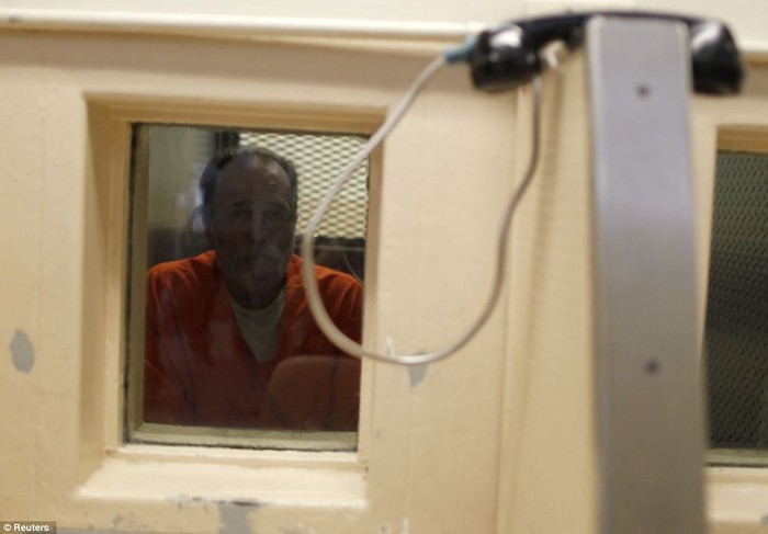 Một tù nhân chờ đợi người quen tới thăm ở nhà tù tại Chino.