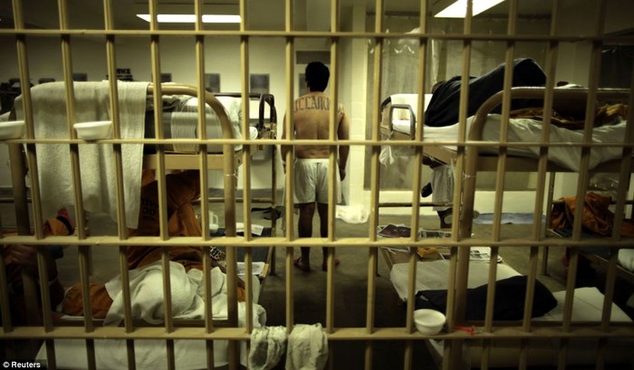 Phòng giam chật chội ở nhà tù quận Cam tại Santa Ana, California.