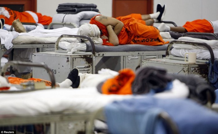 Hàng trăm tù nhân cũng phải sống trong phòng tập thể dục của nhà tù Richard J. Donovan Correctional Facility tại San Diego, California vì thiếu phòng giam.