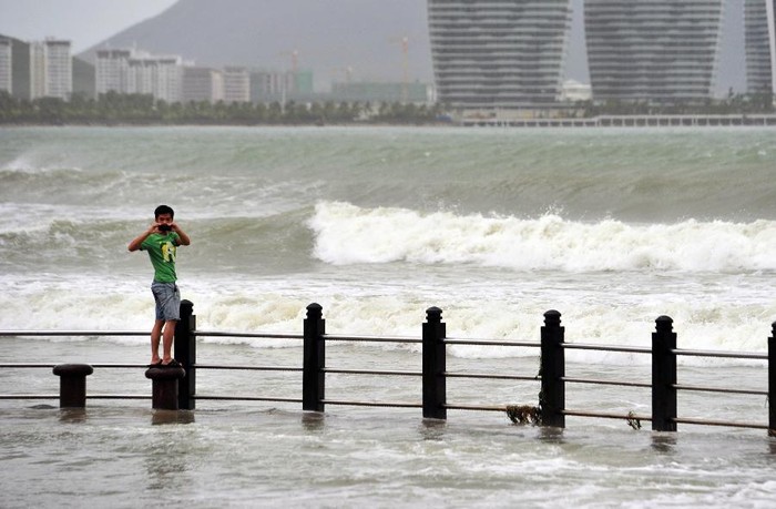 Ngay từ chiều 27/10 đã có mưa to, sóng lớn xuất hiện tại Tam Á, Hải Nam