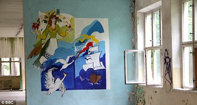 Bức tranh rực rỡ sắc màu trên bức tường của trường học trong cơ sở hạt nhân.