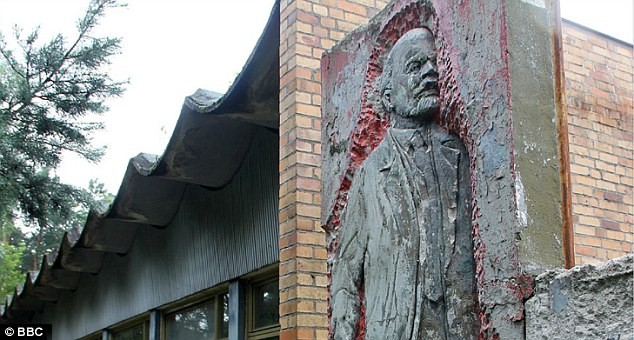 Đài tưởng niệm có chân dung Lenin.