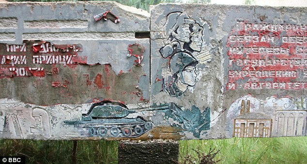 Một bức tranh có hình xe tăng của Hồng quân Liên Xô ở bức tường bên ngoài cơ sở hạt nhân.