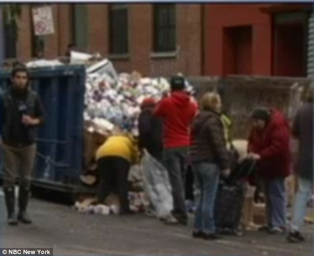 Người dân thuộc các độ tuổi khác nhau ở làng Đông, New York đang bới rác tìm kiếm bất kỳ thứ gì còn ăn được.