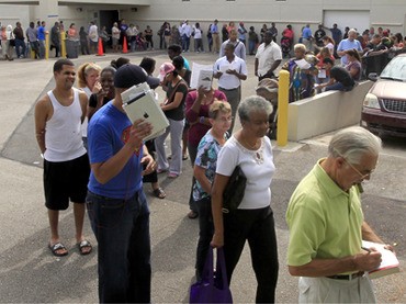 Dòng người xếp hàng đi bỏ phiếu tại một trạm ở Tây Palm Beach ngày 5/11.
