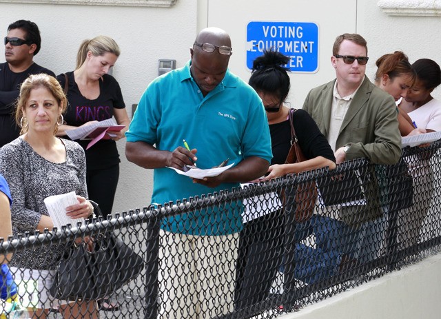 Cử tri tại tại trạm bỏ phiếu ở Tây Palm Beach ngày 5/11.
