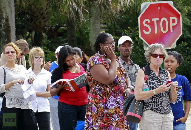Dòng người mệt mỏi chờ tới lượt tại trạm bỏ phiếu ở Tây Palm Beach ngày 5/11.