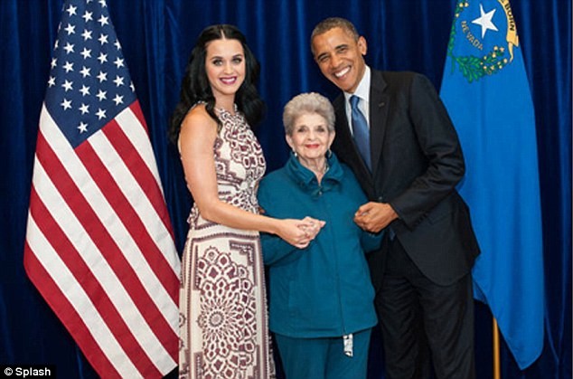 Katy Perry cùng bà của cô chụp ảnh chung với Tổng thống Obama.