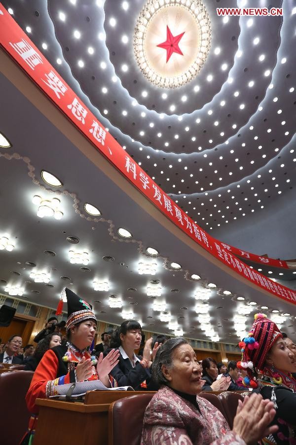 Đại biểu đảng viên các dân tộc của Trung Quốc tại lễ khai mạc đại hội 18.