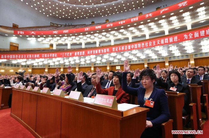 Các đại biểu tham gia biểu quyết tại cuộc họp trù bị đại hội 18 hôm 7/11.