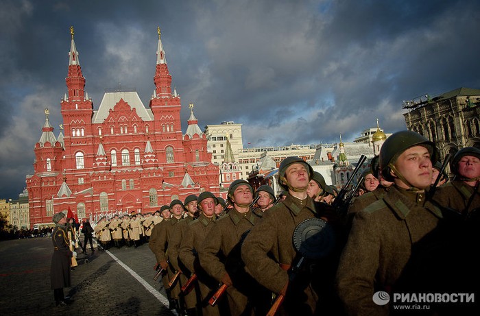Hình ảnh những người chiến sĩ Hồng quân Liên Xô trước giờ ra trận hiển hiện trong lễ diễu binh kỷ niệm tại Quảng trường Đỏ