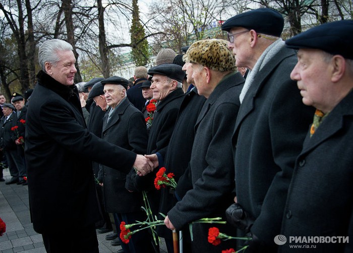 Thị trưởng Moscow chúc mừng các cựu chiến binh.