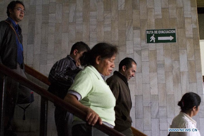 Người dân tại thủ đô Guatemala City bỏ chạy ra ngoài khi xảy ra động đất.