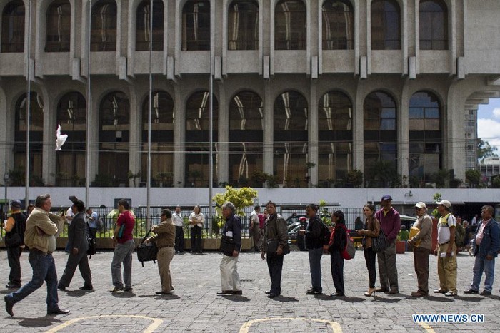 Người dân tại Guatemala City hoảng loạn bỏ chạy ra ngoài khi động đất tấn công.