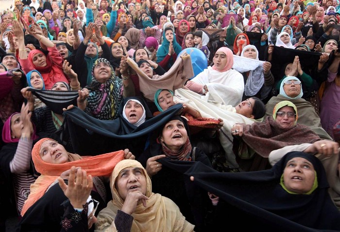 Phụ nữ người Kashmi theo đạo Hồi đang cầu nguyện tại đền Hazratbal ở Srinagar, Ấn Độ ngày 4/11.