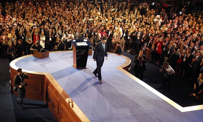 Ứng cử viên Tổng thống Mỹ Mitt Romney rời sân khấu Boston sau khi thừa nhận thất bại trong cuộc tranh cử Tổng thống hôm 7/11.