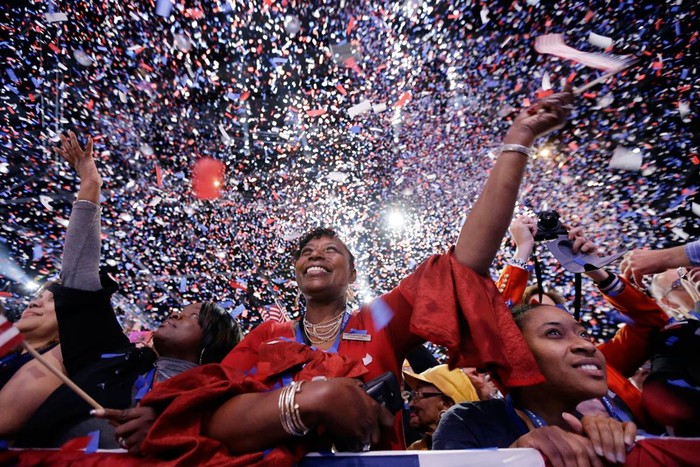 Những người ủng hộ Tổng thống Obama ăn mừng sau bài phát biểu chiến thắng của ông tại cuộc bầu cử hôm 7/11.