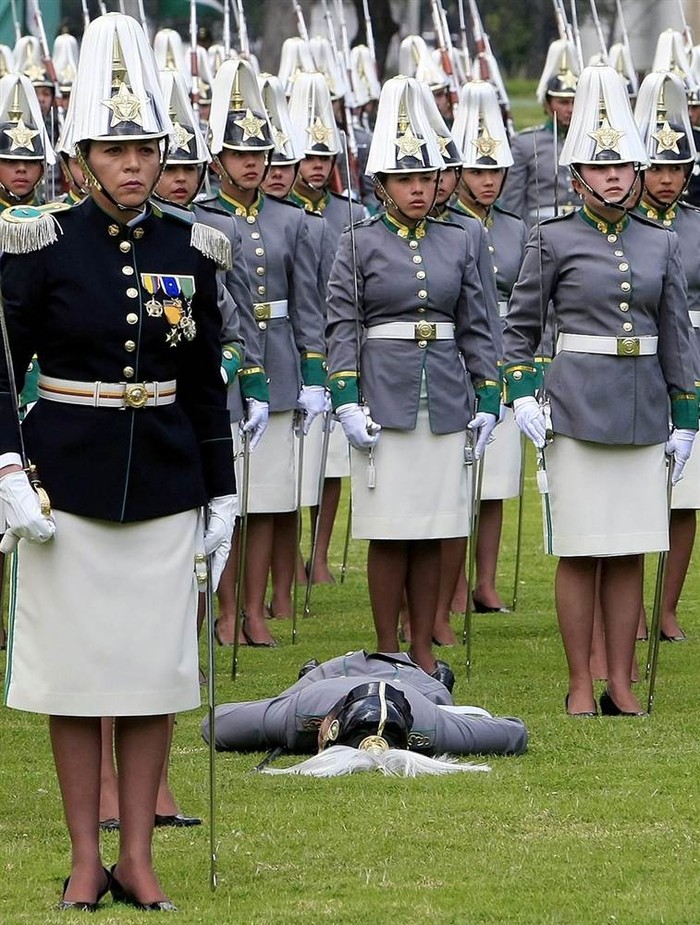 Một thiếu sinh quân nữ thuộc trường Tướng Francisco de Paula Santander Cadet's ngất xỉu trong lễ kỷ niệm Ngày Cảnh sát quốc gia Colombia hôm 2/11.