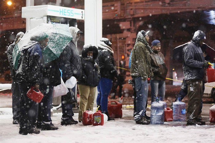 Người dân xếp hàng mua nhiên liệu trong bão tuyết tại Brooklyn, New York, Mỹ hôm 7/11.