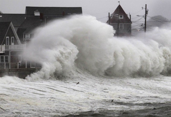 Sóng lớn tấn công khu vực dân cư ven biển tại Hull, Massachusets hôm 7/11.
