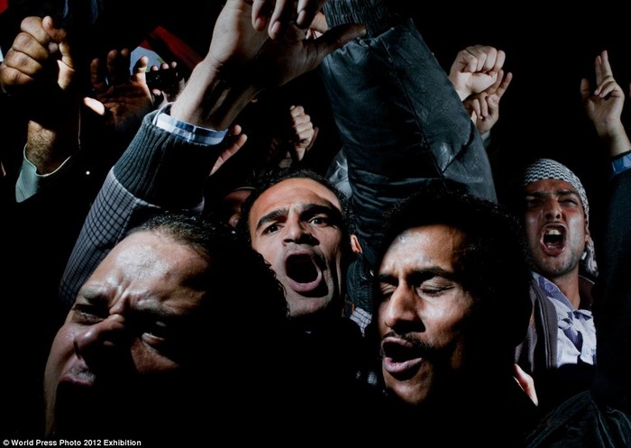 Những người biểu tình ở Quảng trường Tahrir, Cairo, phản ứng trước bài phát biểu trên truyền hình tuyên bố không từ bỏ quyền lực của Tổng thống Ai Cập Hosni Mubarak. Ảnh Alex Majoli.