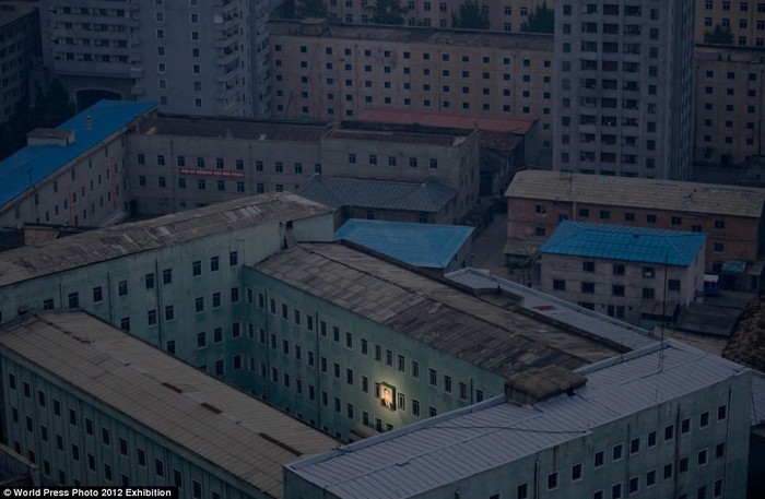 Chân dung người sáng lập nhà nước Bắc Triều Tiên Kim Nhật Thành treo trên một tòa nhà ở Bình Nhưỡng. Ảnh Damir Sagolj.