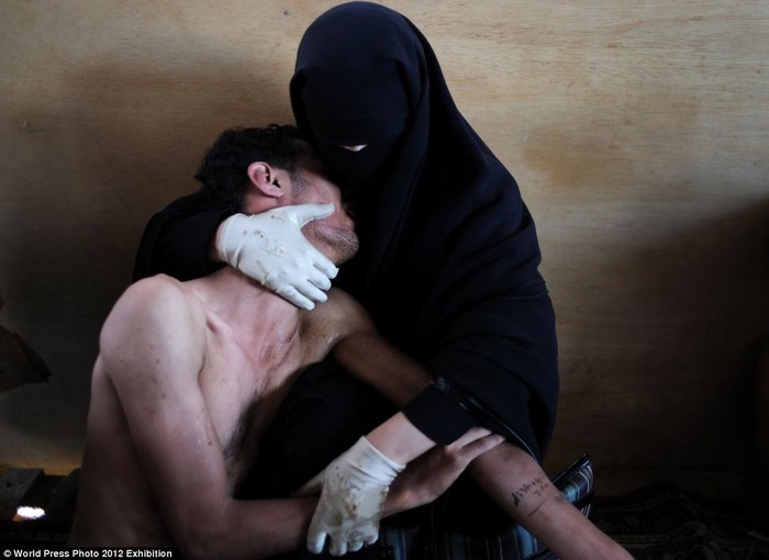 Ảnh của Samuel Aranda đạt giải nhất ảnh báo chí năm 2012. Bà Fatima al-Qaws ôm con trai 18 tuổi Zayed, bị kiệt sức do hơi cay trong cuộc biểu tình chống chính phủ ở Yemen tháng 10/2011.