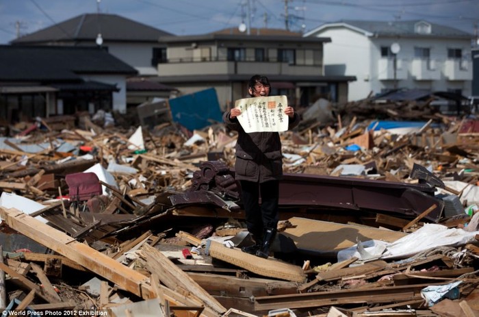 Chieko Matsukawa cầm bằng tốt nghiệp của con gái mà cô tìm thấy trong đống đổ nát của ngôi nhà của mình tại Higashimatsushima sau sóng thần. Ảnh của Yasuyoshi Chiba.