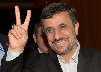 Tổng thống Iran Ahmadinejad với kiểu chào rất "teen" trong chuyến thăm Việt Nam.