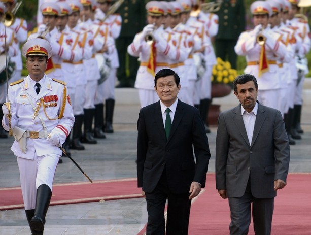 Chủ tịch nước Trương Tấn Sang đón Tổng thống Iran tới thăm chính thức Việt Nam tại Hà Nội.